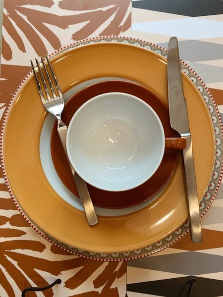 Service mit Teller, Tasse, Untertasse und Besteck in Weiß, Gelb- und Orangetönen